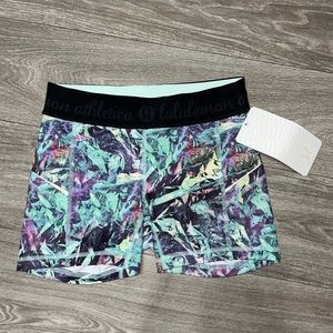 Lululemon Workout Stretch Yoga Sport Shorts size 4 *NWT*